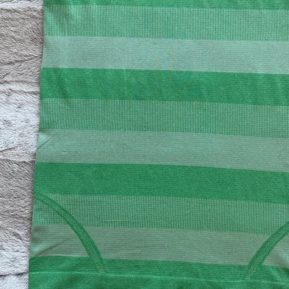 Lululemon Run: Swiftly Tech Short Sleeve in Heathered Green Bean Size 8 - Picture 11 of 14